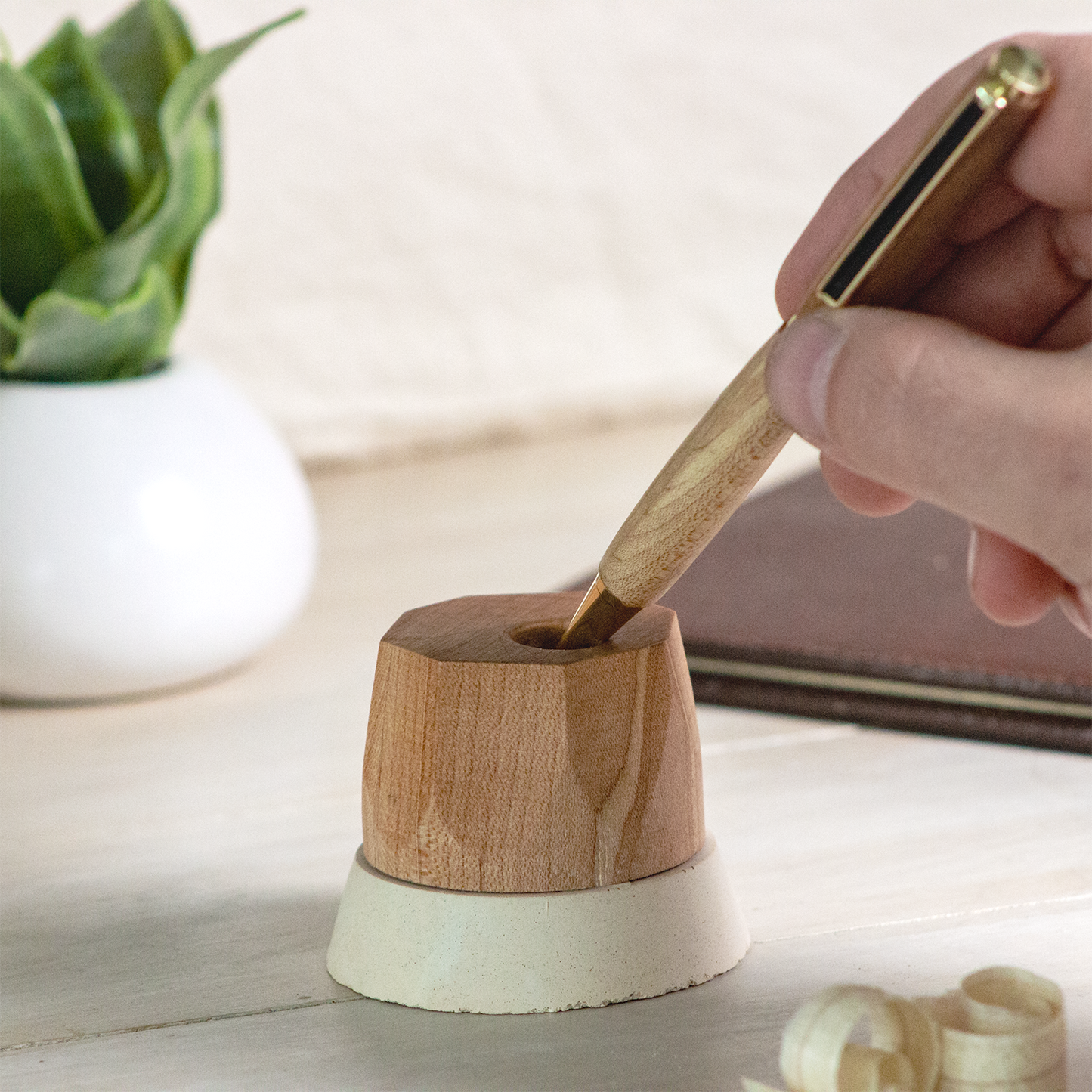 Wood and Concrete Single Pen Stand